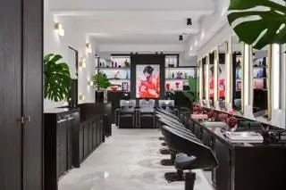 Как пояснили в студии Лауры Гярна, The Beauty Concept Hair предлагает дизайн интерьера с классическими акцентами и…