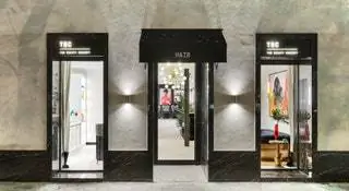 Фасад The Beauty Concept Hair с элементами черного мрамора Marquina