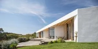 В Плайя-де-Аро студия 05 AM Arquitectura реализовала проект, который не остался незамеченным