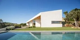 Снаружи в прямом направлении к морю и с более плоской топографией находится бассейн и сад, сочетающий в себе…