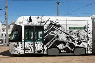 Le Voyage à Nantes и La Semitan объединились, чтобы пригласить художника Шурука Риеха для работы над двумя трамваями…