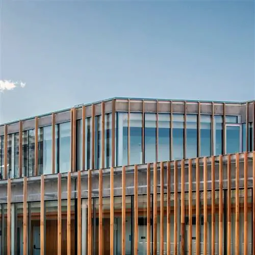 Стеклянные и деревянные рейки - главные черты фасада новостройки