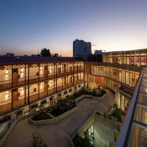 Площадь соединяет оба здания и приглашает вас почувствовать себя новым общественным пространством