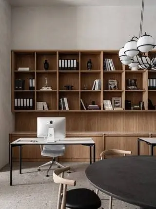В офисной зоне есть стол BB Italia, стулья Carl Hansen и люстра Astep