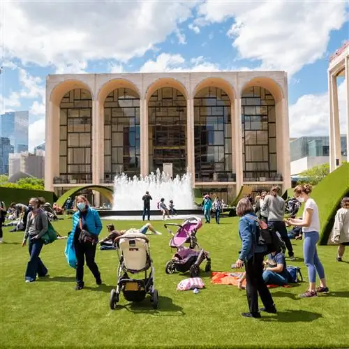 LINCOLN CENTER в Нью-Йорке покрыт травой