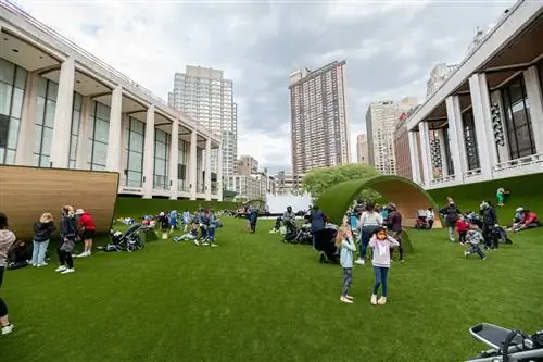 LINCOLN CENTER в Нью-Йорке покрыт травой