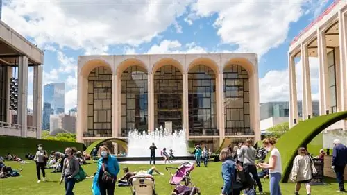LINCOLN CENTER в Нью-Йорке покрыт травой