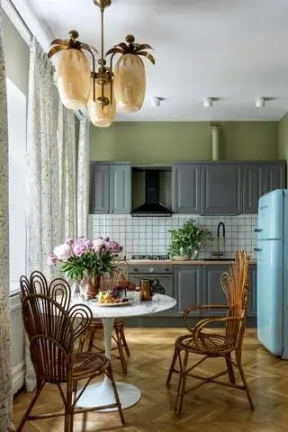 Кухня IKEA объединена со столом-тюльпаном, разработанным Ээро Саариненом, купленным в Knoll, в окружении оригинальных…