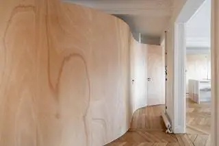 По его изгибам спрятаны входы в комнаты и санузлы, созданы ниши для хранения…