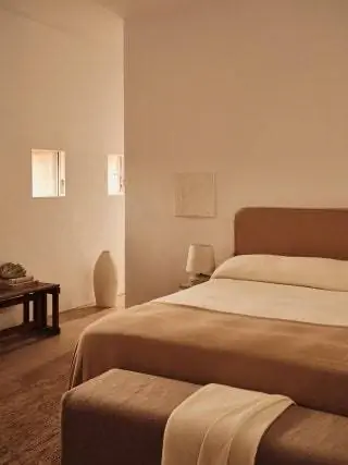 Одна из спален в Neuendorf House с текстилем от Zara Home