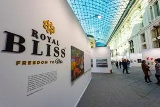 По приглашению Royal Bliss и его программы Mix in progress пять художников переосмыслили картину «Рыжая собака»…