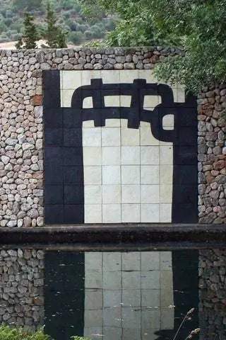 В каталонской галерее Mayoral будет выставлена фреска G103 из обожженной глины и оксида меди, созданная в 1985 году Эдуардо Чильида…