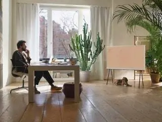 Работа братьев Буруллек, телевизор Samsung The Serif, уже стал иконой дизайна и подходит…