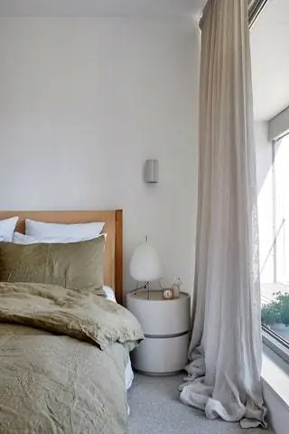 Кровать Finley от Jardan с постельным бельем от In Bed. Журнальный столик Dedalo от Domo и светильник Akari 1A от Isamu Noguchi