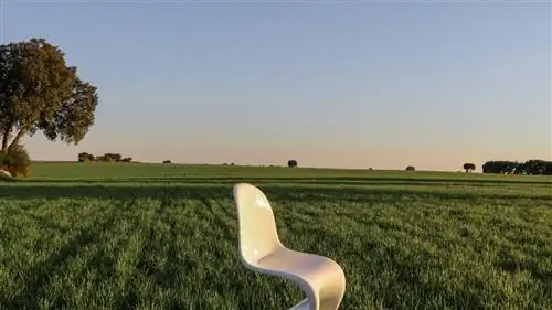 Что такое стул, как Panton, делает в таком месте, как это