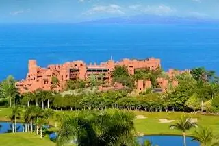 Finca Cortesin была построена и спроектирована в стиле типичной андалузской усадьбы архитекторами Роджером Торрасом и…