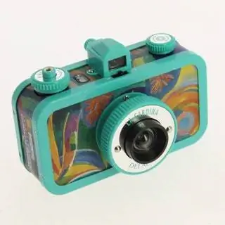 Модель аналоговой камеры La Sardina - плод сотрудничества бренда Lomography и Национального музея…