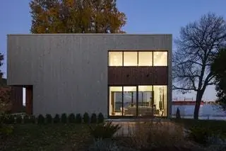 Другая терраса помогает обрамлять окружающую растительность, а реку можно увидеть сквозь стекло