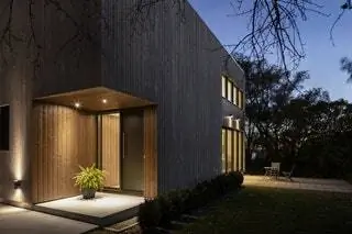 Перед входом в дом есть еще одно пространство, которое каким-то образом связывает дом со студией владельца, которая…