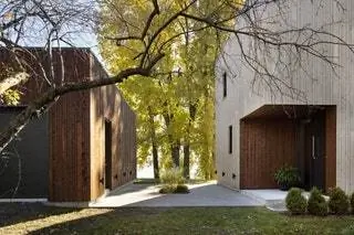 Два здания, дом и студия, которая следует за ним, дополняют друг друга с точки зрения цветов. Мастерская художника…