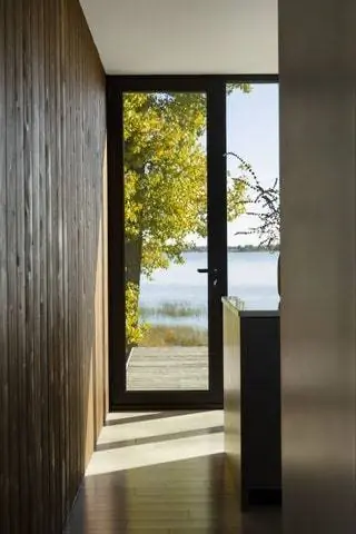 Двери, кажется, имеют прямой доступ к воде, как будто дом плывет по реке