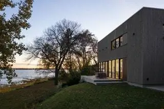 С каждой стороны дома есть террасы, чтобы иметь возможность выбирать виды, которые предпочтительны в любое время. Один из них…