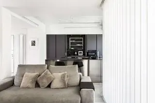 Кухня находилась в задней части дома рядом с зоной обслуживания и была перемещена, заняв место…