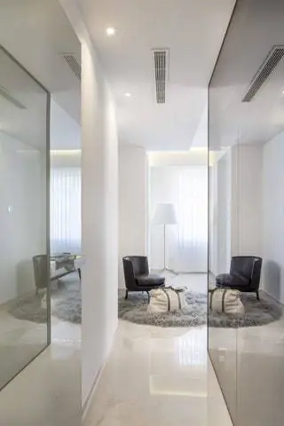 Вход в люкс осуществляется через дверь Rimadesio Moon из глянцевого стекла. Однажды прошел…