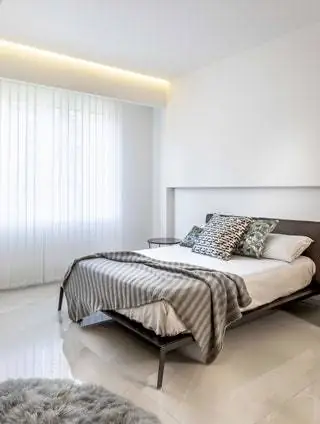 Кровать - это модель Lifesteel от Flexform, а подушки и постельное белье - от Ivano Redaelli. Стол является моделью…