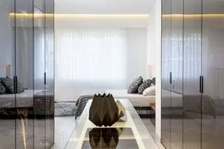 Центральный остров гардеробной - модель Dolmen от Rimadesio в глянцевой белой отделке с кожаными подносами. Панель…