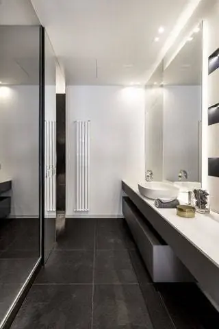 Мебель для ванной комнаты представляет собой подвесную модель от Rimadesio со столешницей и раковиной в отделке Flumot от Антонио Лупи. В…