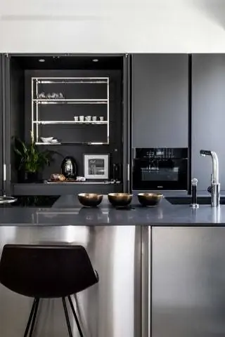 Кухня SieMatic Pure, лакированная в антипринт антрацитового цвета, с выдвижным шкафом в центральной части, включающим…