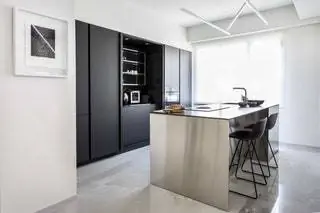 Техника от фирмы Miele, есть компактная микроволновая печь. Потолочный светильник модели Mikado…