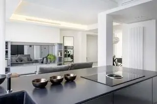 Он имеет остров из нержавеющей стали с 12-миллиметровой столешницей из фарфора и барной стойкой со стульями…