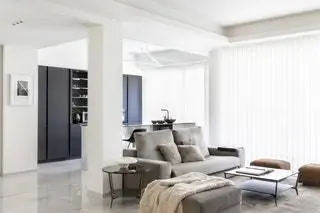 Существовавший ранее диван с прямыми линиями, обитый тканью, с регулируемой спинкой и деревянным подносом на подлокотнике…