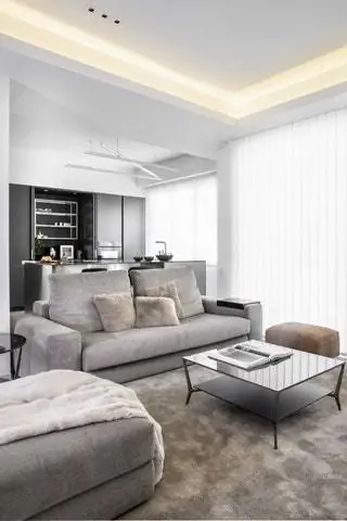 Журнальный столик имеет матовое стекло, защищающее от отпечатков пальцев, маленький столик из черного хромированного металла включает серое отражающее стекло