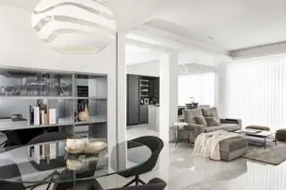 Столовую возглавляет стол Planet в сопровождении стульев модели Duna от фирмы Arper, освещенных…