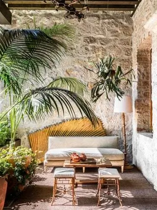 Внутренний двор Casa Michelena с его оригинальными стенами 18-го века был украшен Луисом Лапласом с диваном, столом, табуретами и…