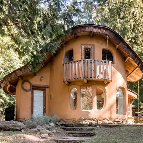 Cob Cottage на острове Мейн в Канаде