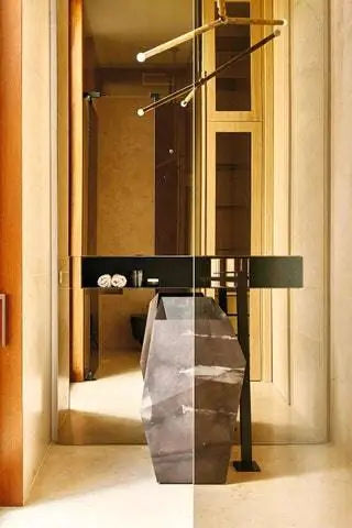 Ванная комната с умывальником из серии Faces от Рамона Эстеве для LAntic Colonial by Porcelanosa Резная группа из…
