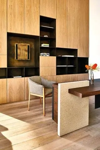 Офис со столом от Poltrona Frau и стулом 140 Cotone от Bouroullec для Cassina