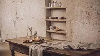 Что касается мебели, то она преследует ту же цель буколицизма, которую они хотели передать дизайном помещений…