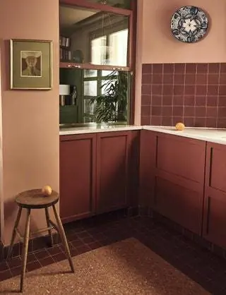 Кухня расположена внутри застекленного деревянного куба
