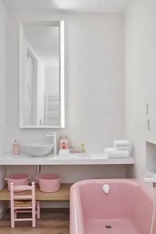 Розовые заливки ткани, мебель, корзины, мягкие игрушки и даже ванна, которая является оригинальной в доме и была покрыта лаком… Розовые заливки ткани, мебель, корзины, мягкие игрушки и даже ванна, которая является оригинальной в доме и была покрыта лаком…