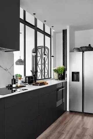 Графитово-серый - это цвет, который доминирует на кухне, костяке дома. Большое окно выходит на гостиную и… Графитово-серый - это цвет, который доминирует на кухне, костяке дома. Большое окно выходит на гостиную и…