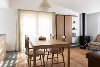 Многие предметы мебели в домах произведены компаниями DAM и WeWood