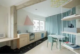 На кухне использовалась мебель Ikea, которая позже была обшита панелями, изготовленными на заказ