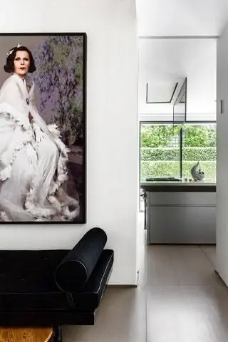 Прихожая на кухню выходит в сад с фотографией Синди Шерман Прихожая на кухню выходит в сад с фотографией Синди Шерман
