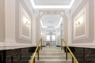 Дом расположен во дворце Тирсо де Молина, недавно отремонтированном и в котором была предпринята попытка сохранить… Дом расположен во дворце Тирсо де Молина, недавно отремонтированном и в котором была предпринята попытка сохранить…