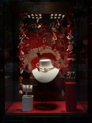 В честь Дня святого Георгия витрины бутика Cartier в Барселоне украшены…